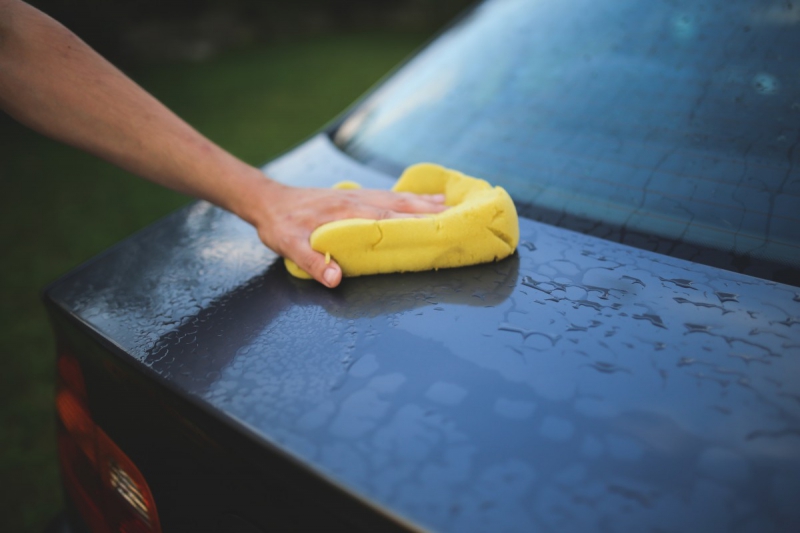 carrosserie-MONTMEYAN-min_cleaning_washing_carwash_sponge_car_auto_hand_man-722705